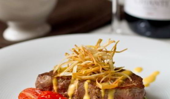 стейк из говядины с тыквенным соусом и пюре из брокколи