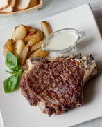 Стейк из говядины со сливочным соусом из голубого сыра