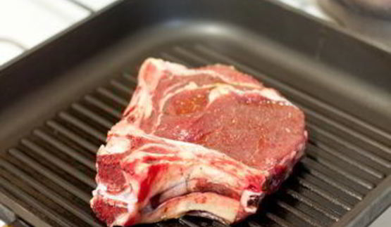 стейк из говядины со сливочным соусом из голубого сыра