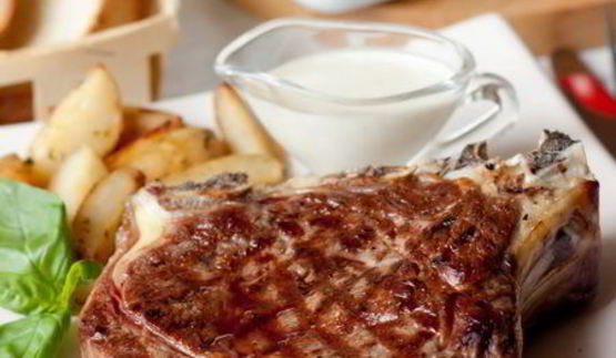 стейк из говядины со сливочным соусом из голубого сыра