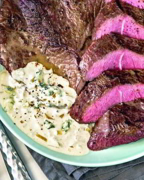 Стейк из лопатки с соусом из голубого сыра