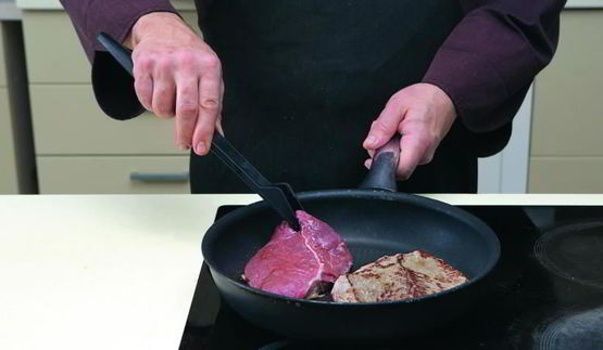 стейк из лопатки с соусом из голубого сыра