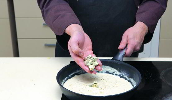 стейк из лопатки с соусом из голубого сыра