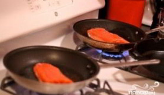 стейк из лосося на сковороде