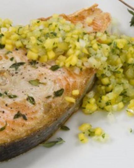 Рецепт стейка из лосося с фруктовой сальсой