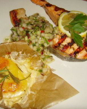 Стейк из лосося с грушевой сальсой и картофельным гратеном