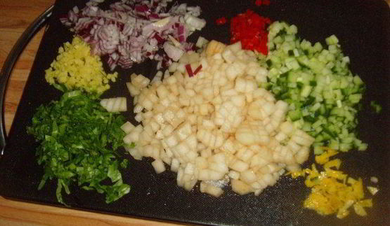 стейк из лосося с грушевой сальсой и картофельным гратеном