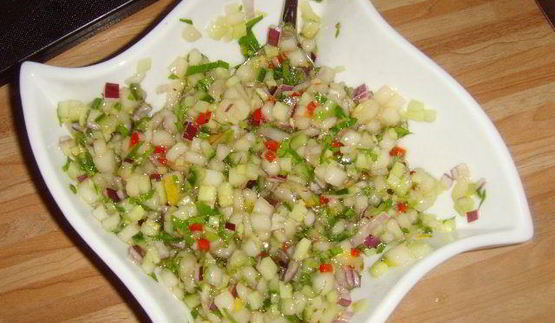 стейк из лосося с грушевой сальсой и картофельным гратеном