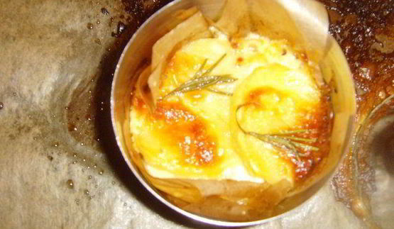 стейк из лосося с грушевой сальсой и картофельным гратеном