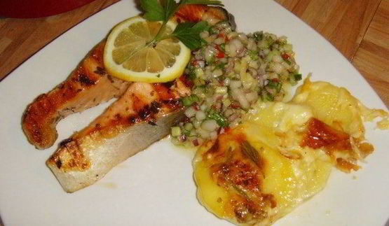 стейк из лосося с грушевой сальсой и картофельным гратеном