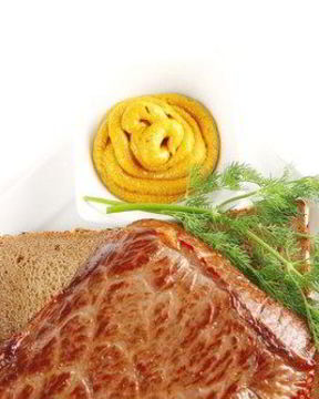 Стейк из маринованной пашины на хлебе с вялеными томатами и чесноком