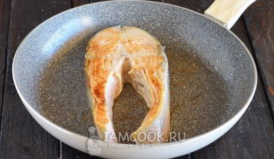 стейк из семги на сковороде