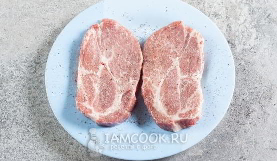 стейк из свинины на сковороде гриль