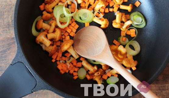 стейк из свинины на сковороде