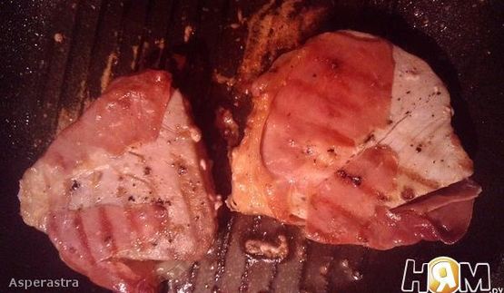 стейк из тунца с прошутто