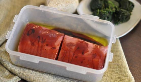 стейк из тунца в гранатовом соусе со шпинатом