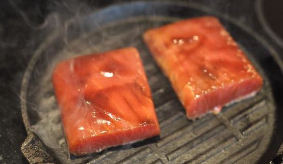 стейк из тунца в гранатовом соусе со шпинатом