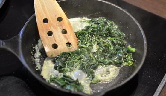 стейк из тунца в гранатовом соусе со шпинатом