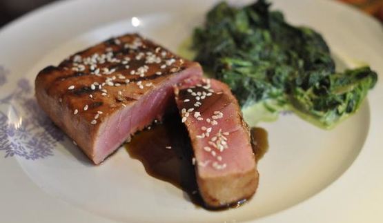 стейк из тунца в гранатовом соусе со шпинатом