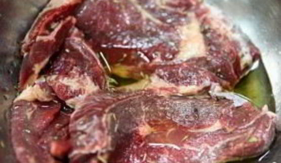 стейк на сковороде