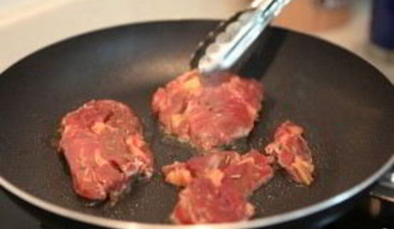 стейк на сковороде