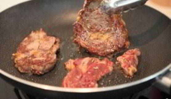 стейк на сковороде