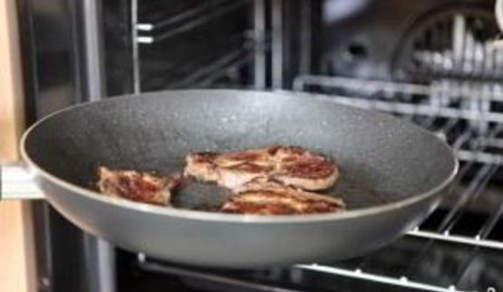 стейк на сковороде