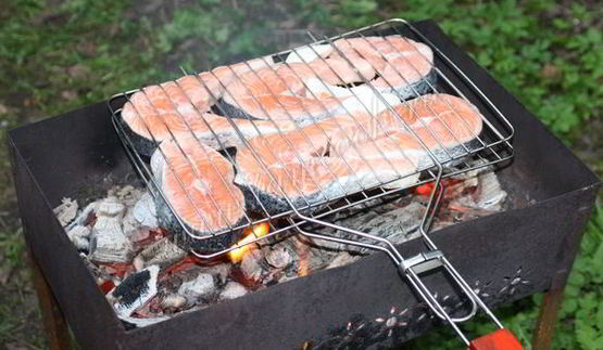 стейки из семги на углях
