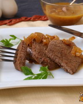 Стейки из свинины с луковым соусом