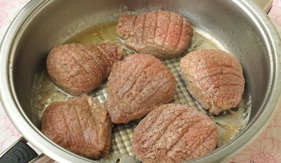 стейки из свинины с луковым соусом