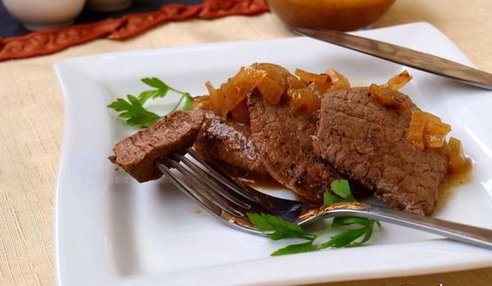 стейки из свинины с луковым соусом