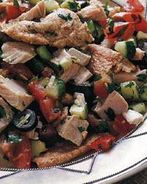 Тунисский фатуш со стейком из тунца