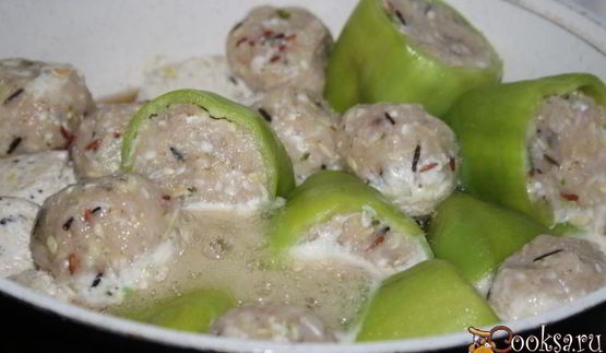 фаршированные перцы и тефтели со свининой, курицей и кабачком