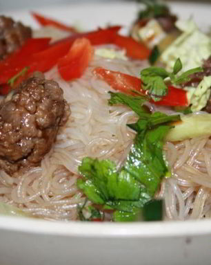 Фунчоза с говяжьими тефтельками и овощами