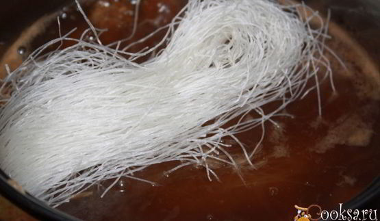 фунчоза с говяжьими тефтельками и овощами