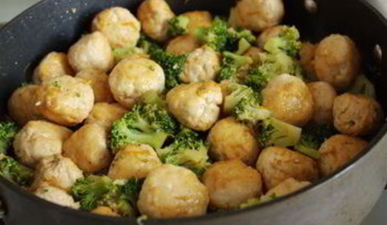 куриные тефтели с брокколи в китайском стиле