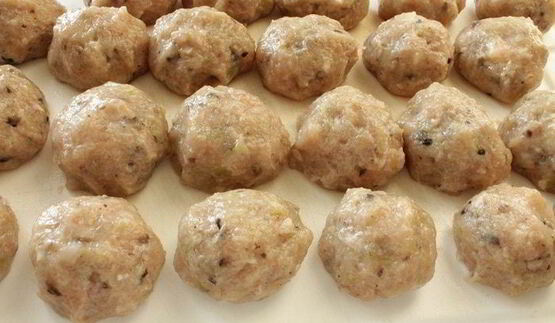 куриные тефтели в пикантном грибном соусе