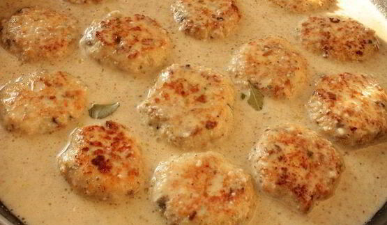 куриные тефтели в пикантном грибном соусе