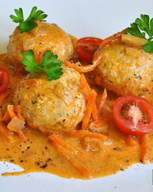 Куриные тефтели в сметанно-томатном соусе