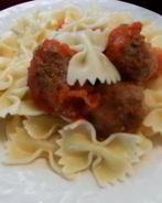 Мясные тефтели с сыром на помидорной подушке