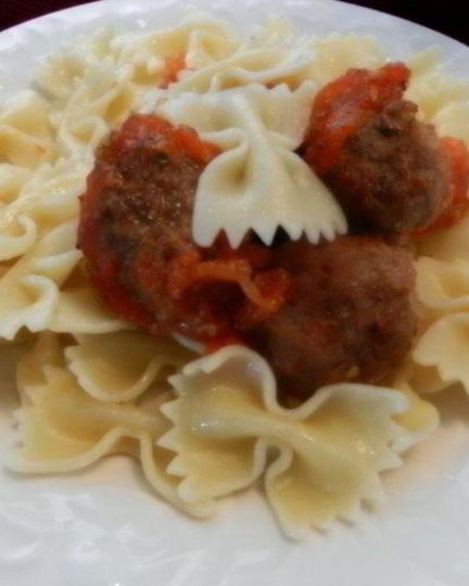 Рецепт мясных тефтелей с сыром на помидорной подушке