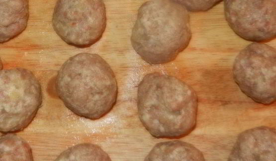 мясные тефтели с сыром на помидорной подушке