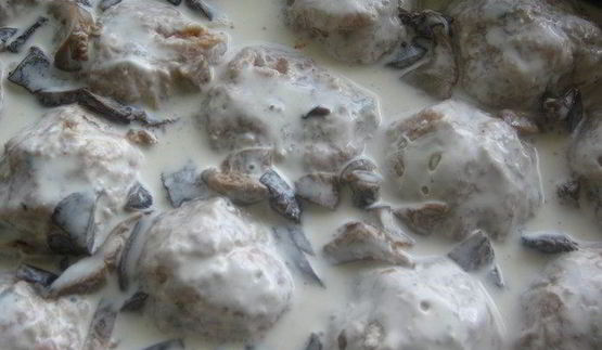 нежнейшие тефтели с овощами под сметанно-грибным соусом