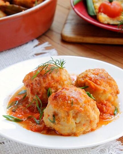 Рецепт рыбных тефтелей в томатном соусе