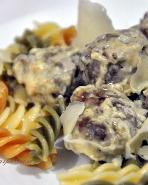 Шведские тефтельки в сливочном соусе с грибами