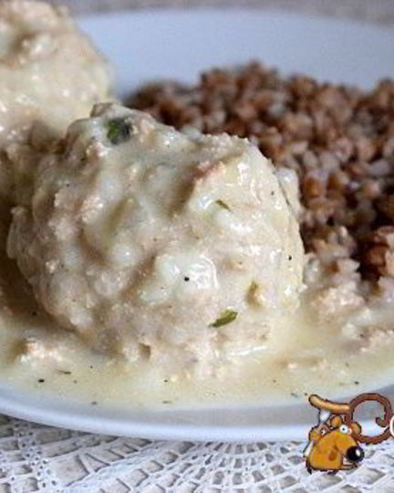 Рецепт тефтелей-ежиков из семги в сметанном соусе