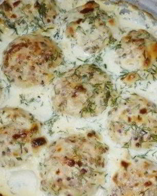 Тефтели из курицы и гречки в соусе