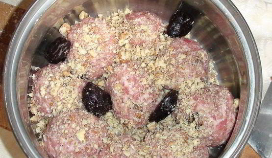 тефтели с черносливом и грецкими орехами