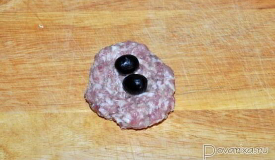 тефтели с маслинами, запеченные в беконе