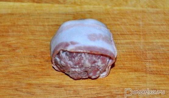 тефтели с маслинами, запеченные в беконе